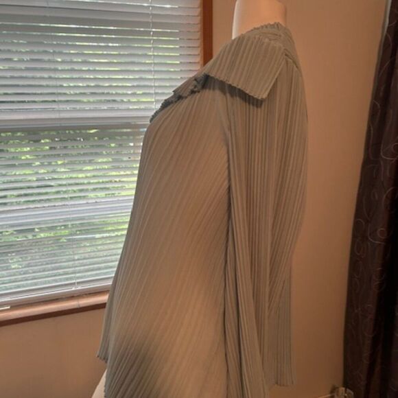 J. Crew Green Crinkle Chiffon V-detail blouse, size 2X - Picture 2 of 4